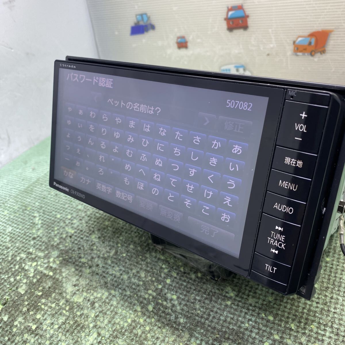 パナソニック Panasonic ストラーダ strada 7型ワイドナビ CN-R300WD ★セキュリティロック★ジャンク★拍卖