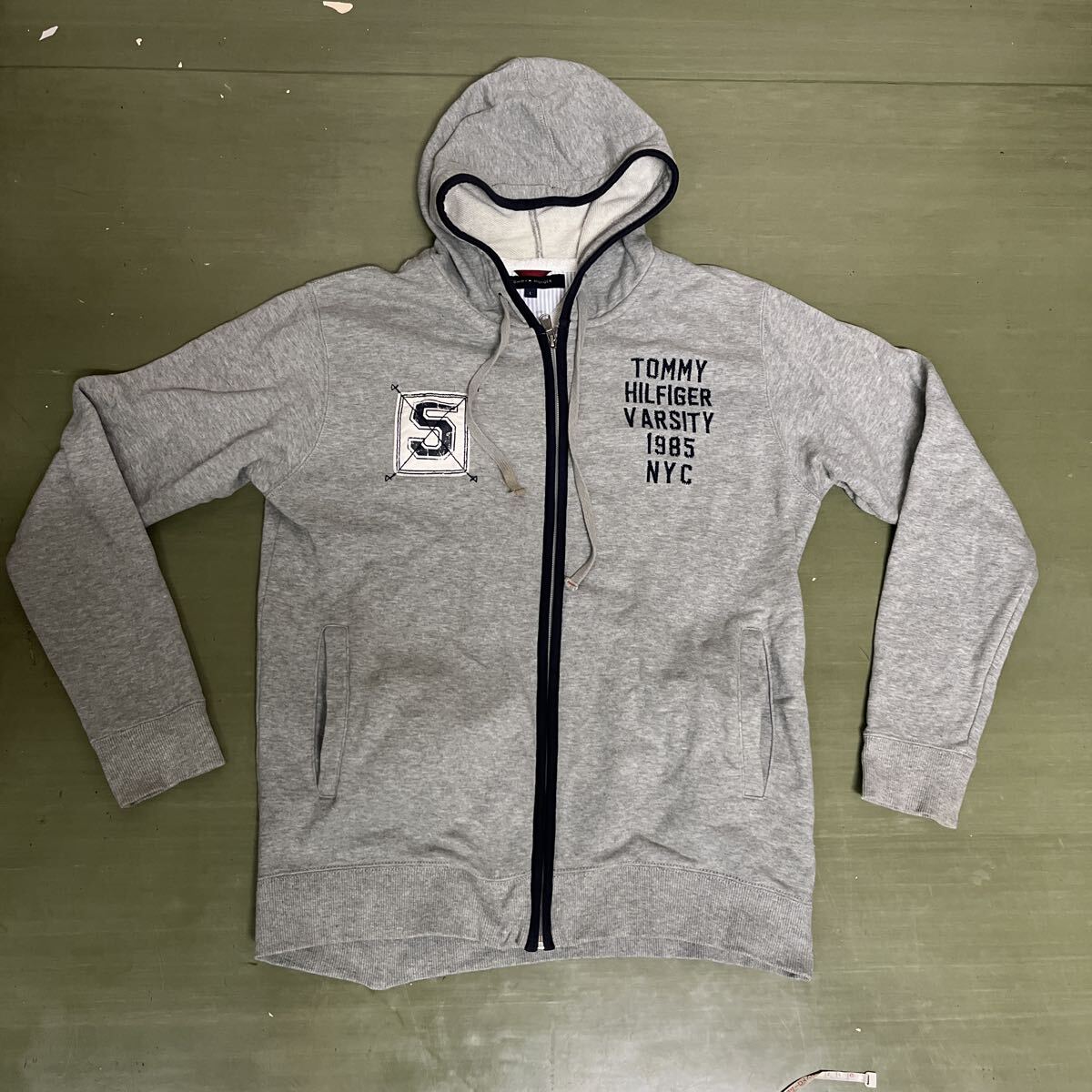トミーヒルフィガー Tommy HILFIGER ジップアップパーカー グレー ジップアップ スウェット パーカ メンズ サイズL拍卖