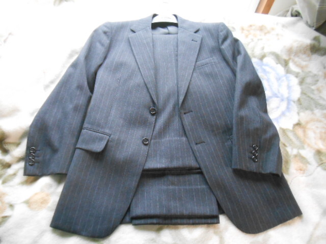 中古 スーツ 濃いグレー 目立たないストライプ 秋冬用 厚手 A5くらい 2パンツ 拍卖