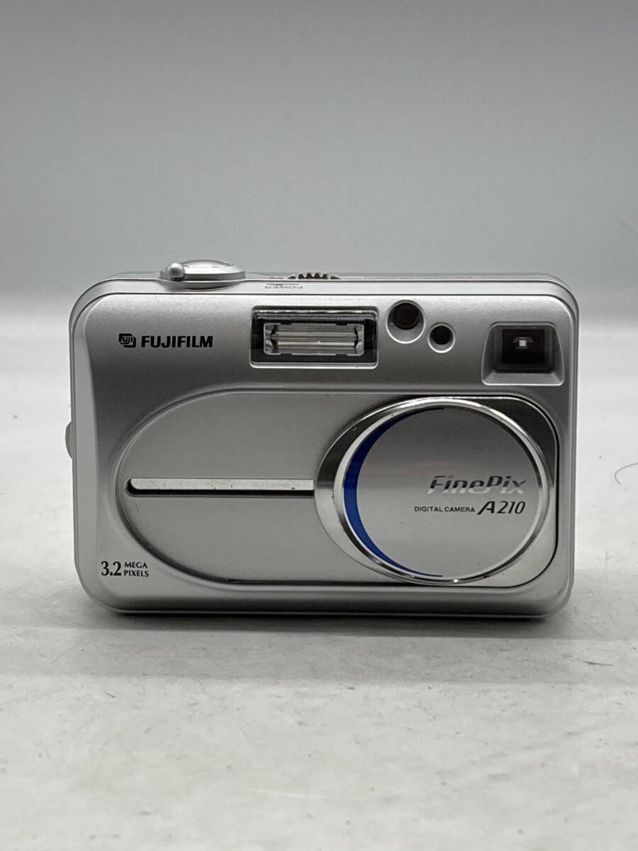 FUJIFILM 富士フイルム FinePix A210 コンパクトデジタルカメラ デジカメ シルバー 通電確認済み A10 1017a拍卖