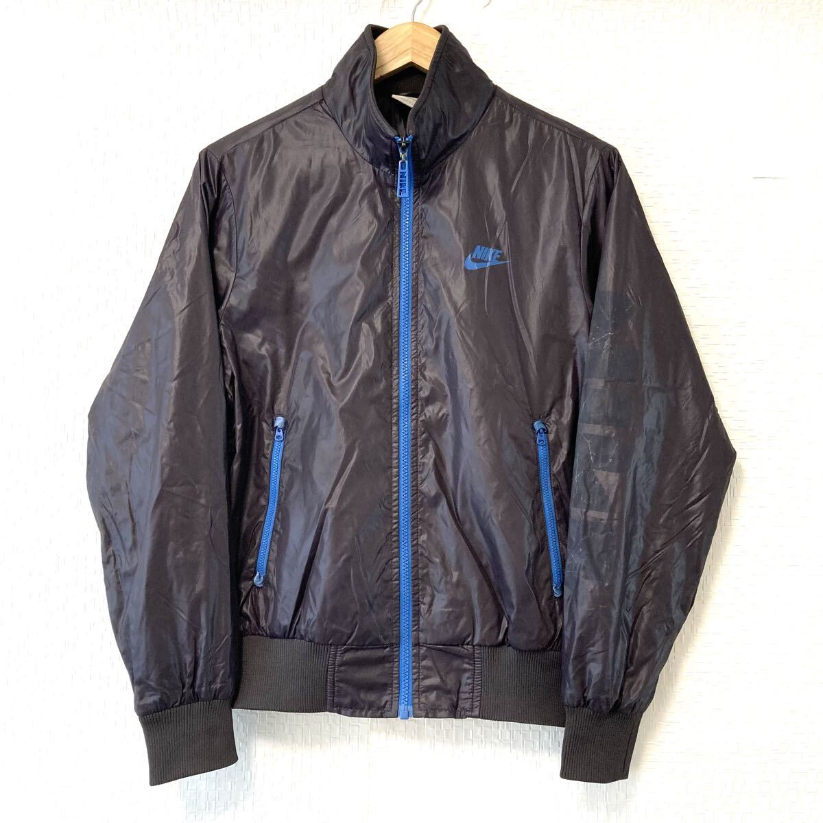 レトロお洒落な1着!【NIKE】ナイキ ジップアップ ナイロン100% ブルゾン ジャケット ロゴ入り スポーティ ブラウン メンズ S/Y36626UU拍卖