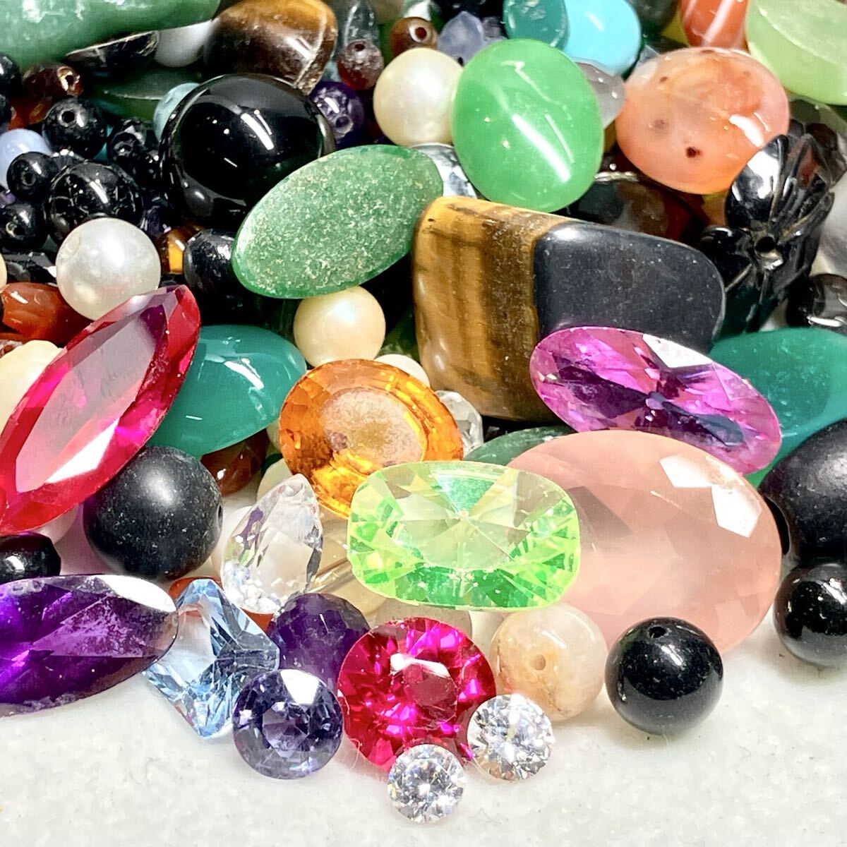 大量!!☆色石おまとめ5000ct☆n 約1000g エメラルド サファイア ルビー CZ スピネル クォーツ トルコ石 パール カメオ ルース w2た8拍卖