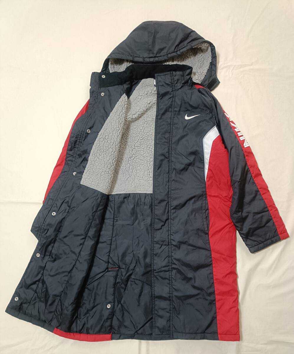 宅急便送料込み 140-150cm NIKE ナイキ 裏ボア 中綿入り ロング丈 ベンチコート 背中ビッグロゴ フード付き 男の子 ジュニア 防寒 黒 8104拍卖
