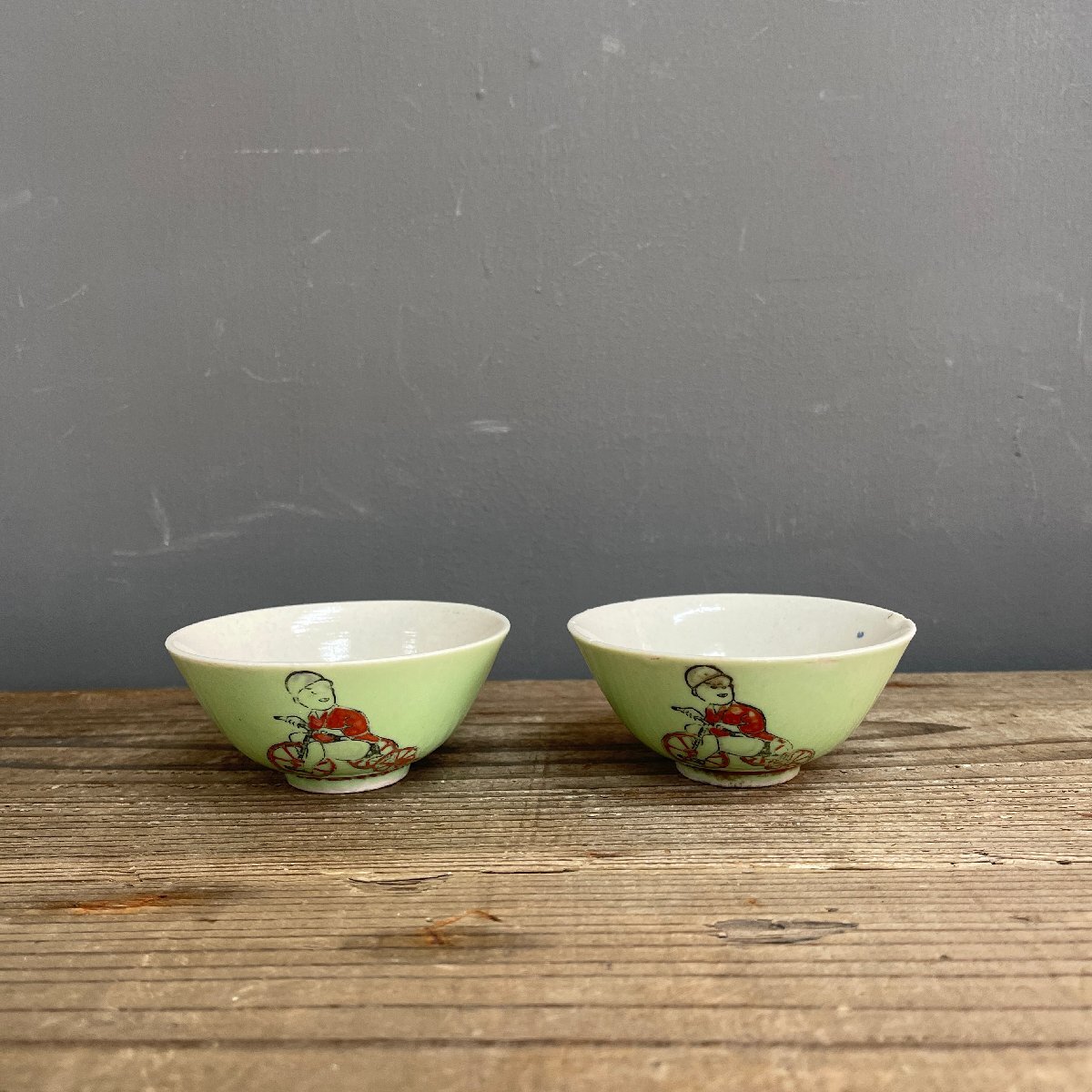アンティーク 時代物 茶器 茶じゃわん 男の子 三輪車柄 1つは欠けている箇所複数あり拍卖