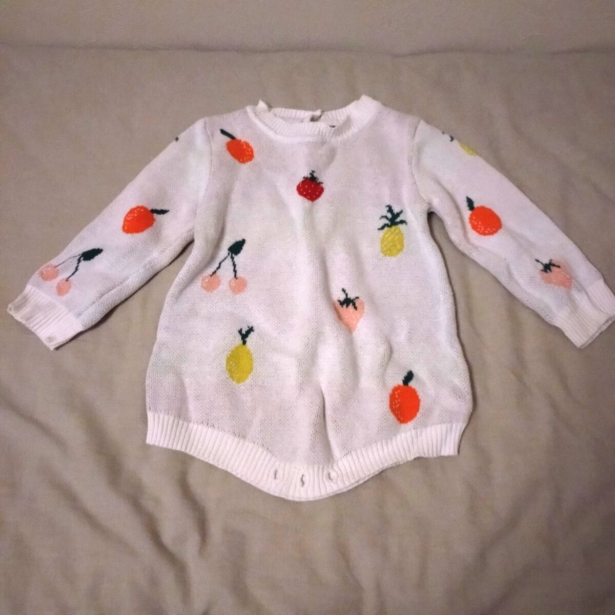 ベビー ロンパース フルーツ柄 ニット 70 80 白 男の子 女の子拍卖