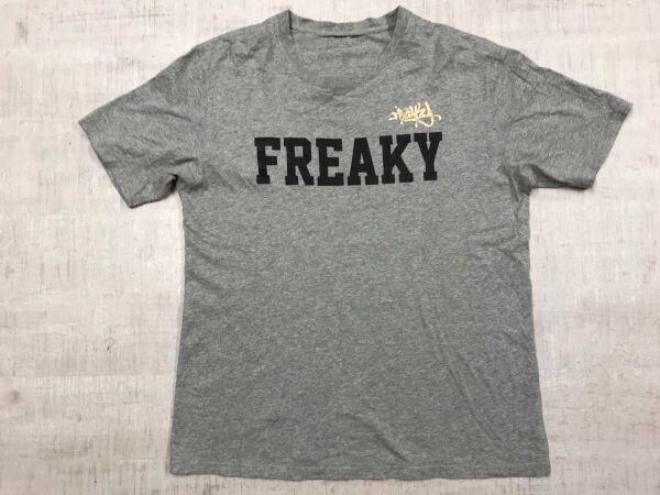 フリーキー FREAKY MASSIVE ヒップホップ ストリート 00s ペイズリー柄抜きプリント 97 メタリックロゴ 半袖Tシャツ メンズ XL グレー拍卖