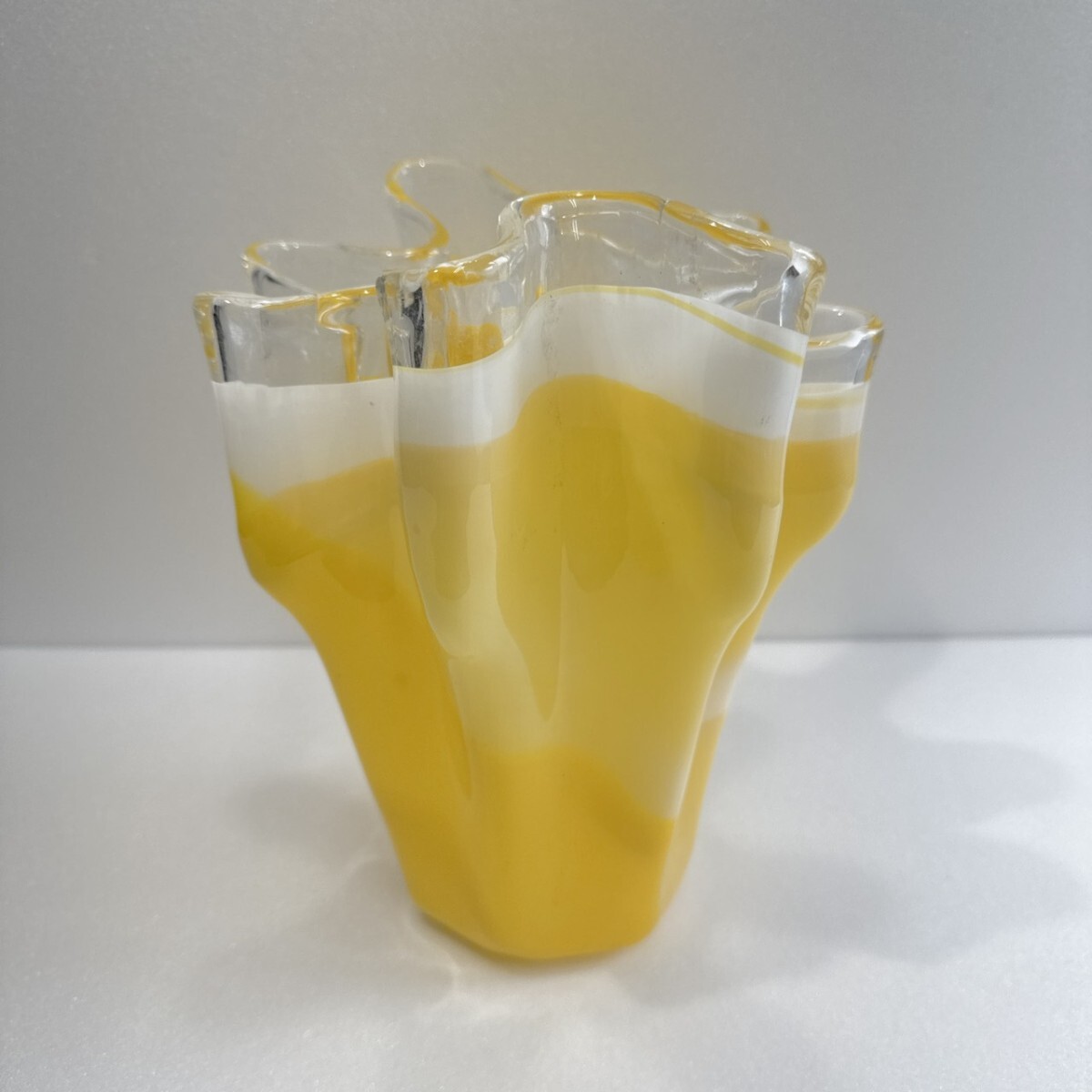 昭和レトロ 花瓶 フラワーベース 花器 イエロー インテリア GLASS ガラス 花入 花生 黄色 アンティーク フリル ヴィンテージ拍卖