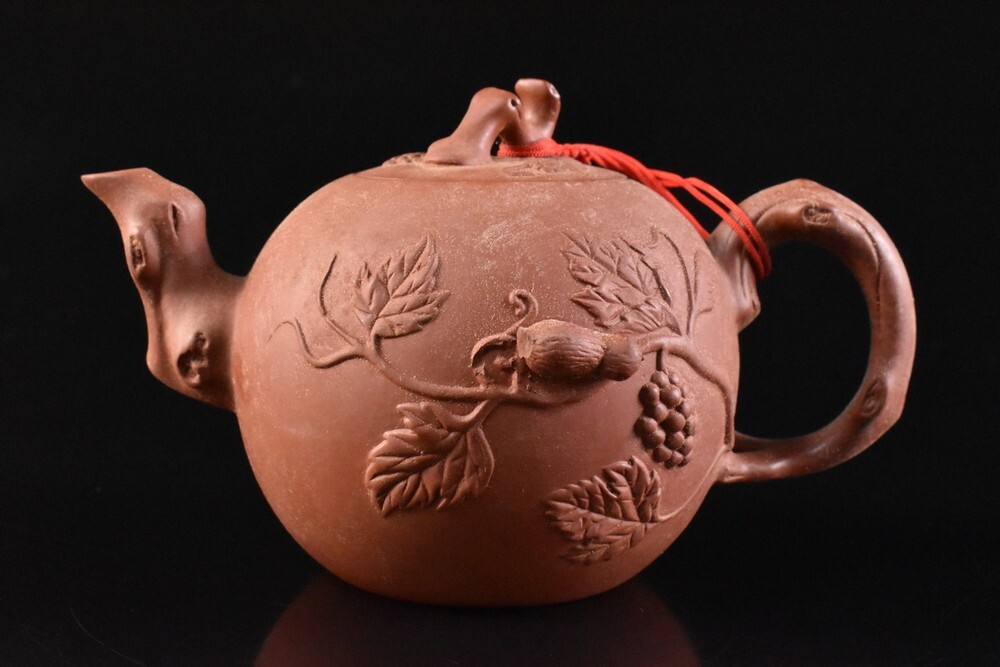 【雲】某資産家委託品 中国 朱泥 リス 花彫刻 急須 在銘 古美術品(煎茶茶心紫砂壷白泥荊渓恵孟臣) F8076拍卖