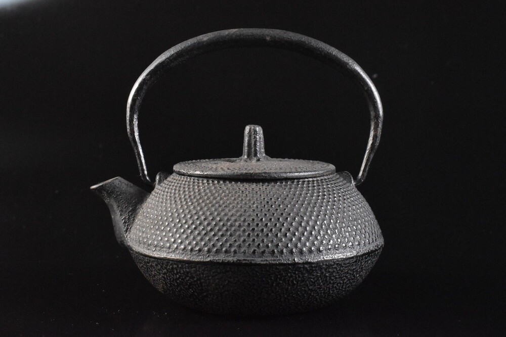【雲】某名家買取品 鉄製 あられ柄 急須 在銘 古美術品(急須旧家蔵出) F8061拍卖