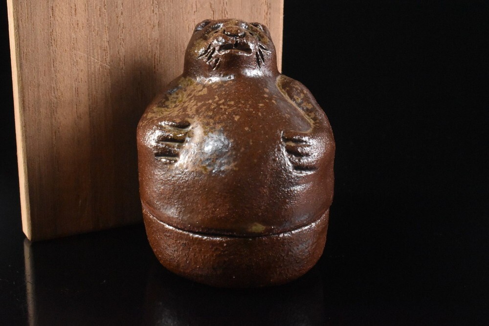 【雲】某資産家買取品 信楽 窯変柄 たぬき彫刻形 香合 古美術品(香道具茶道具) F8856拍卖