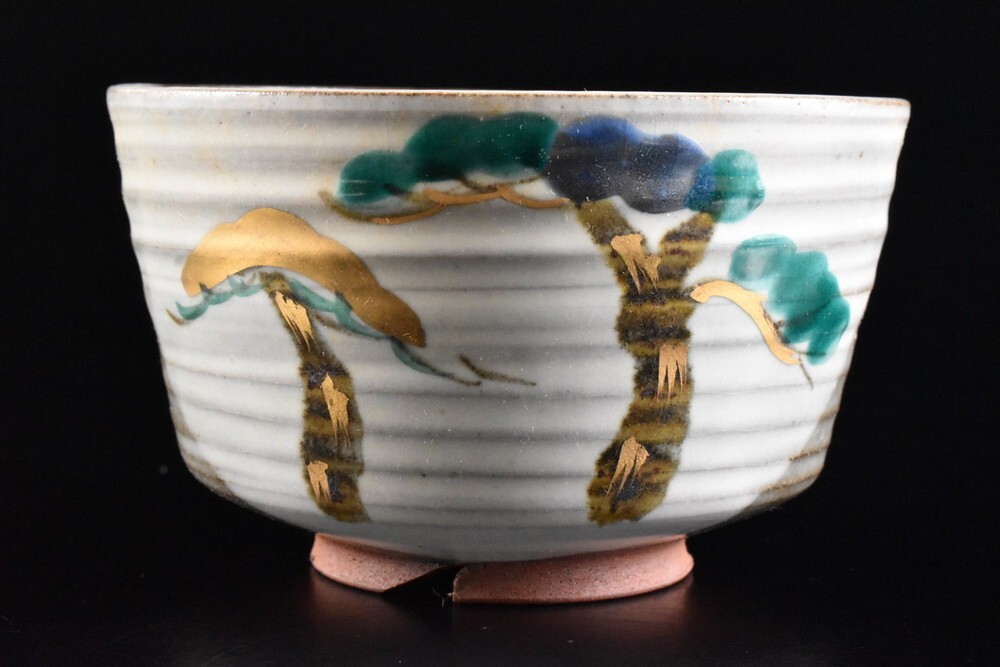【雲】某名家収蔵品 清水 色絵金彩松絵付抹茶碗 在銘 共箱 古美術品(茶道具) F8698拍卖