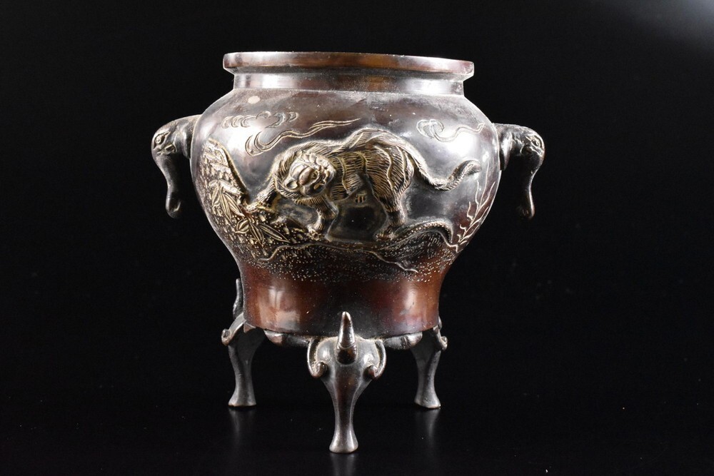 【雲】某資産家収蔵品 時代 古銅製 虎彫刻三足香炉 古美術品(仏教美術) F8697拍卖