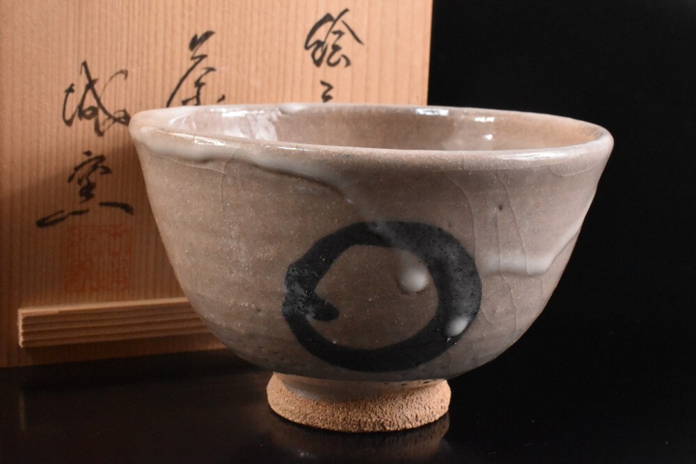 【雲】某有名資産家買取品 唐津 灰釉模様絵付抹茶碗 在銘 共箱 古美術品(茶道具) F9016拍卖