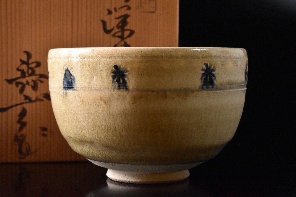 【雲】某資産家買取品 赤津 青釉薬 模様絵付 抹茶碗 在銘 共箱 古美術品(茶道具) F8951拍卖
