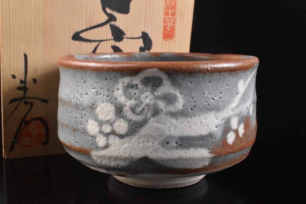 【雲】某コレクター買取品 志野 灰釉 梅絵付 抹茶碗 在銘 共箱 古美術品(茶道具) F8864拍卖