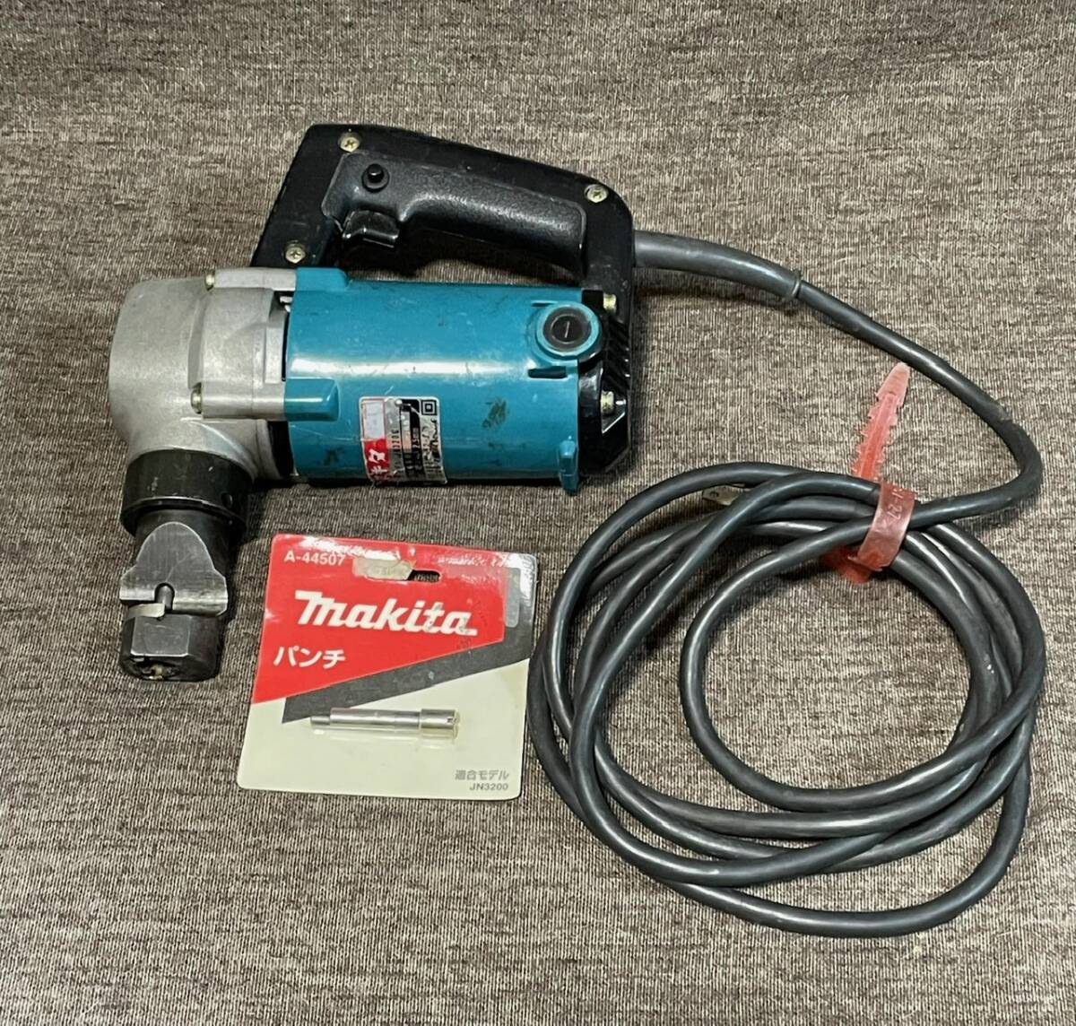 倉庫整理 マキタ Makita ニブラ 中古 有線 JN3200 パンチ付き拍卖