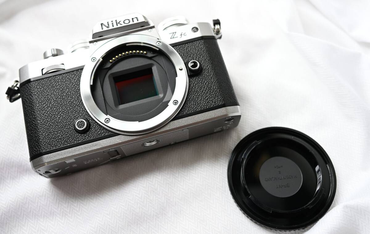 超美品 NIKON ニコン Zfc シルバー ボディー 249ショット 純正グリップ・予備バッテリー付き拍卖