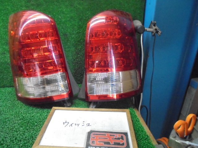 7EP3048 C137 ) トヨタ ウィッシュ ZNE10G 後期型 純正テールライト左右セット イチコ68-14拍卖