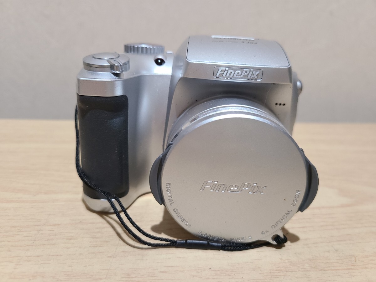 ★ FUJIFILM FinePix S304 富士フイルム ファインピクス デジタルカメラ コンデジ デジカメ 乾電池式拍卖