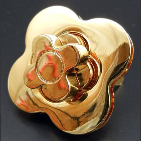 即決☆ヒネリ☆ゴールド24金染☆合金☆花形☆35×35mm☆1組☆3番拍卖
