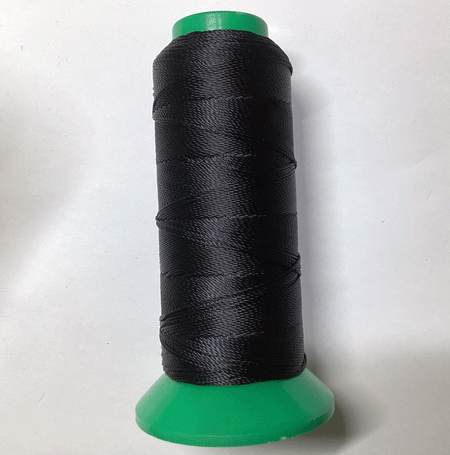即決☆革の手縫糸・アクセサリー製作等に☆ポリエステル☆焼止可☆黒色☆1巻・細巻☆極太糸☆45番拍卖