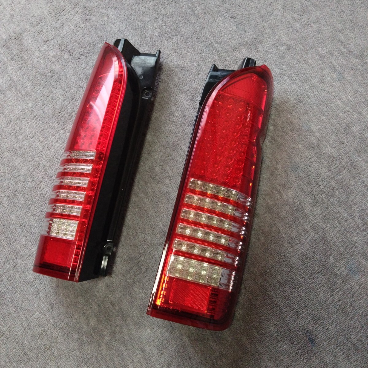 200 ハイエース 社外LEDテールランプ左右 拍卖
