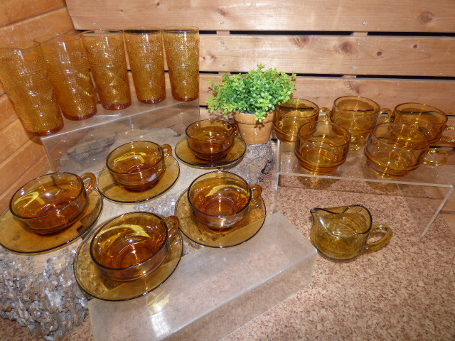 む584.ガラス食器 カップ&ソーサー タンブラー べっ甲色 アンバー 琥珀色 14客20点 ADELEX等拍卖