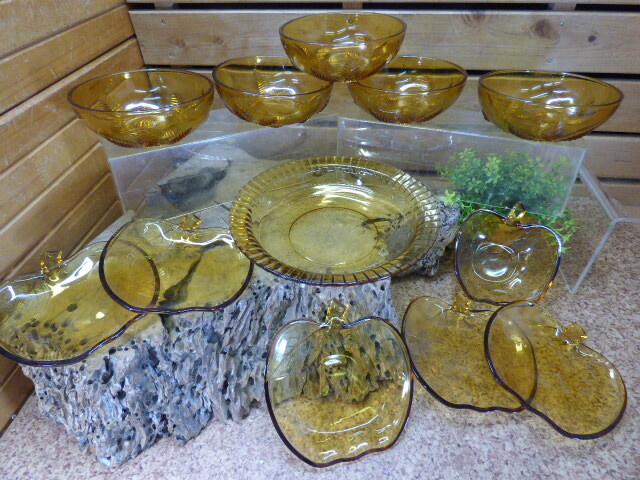 む585【12点】アンバーガラス 琥珀色 べっ甲色 ガラス鉢 リンゴ型 なんてん小鉢 小皿 レトロ拍卖