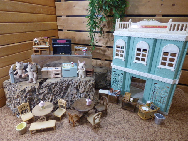 む651.シルバニアファミリー 街のステキなレストラン ピアノ ソファ 洗濯機 イス テーブル パーツ レトロ家電 人形 拍卖