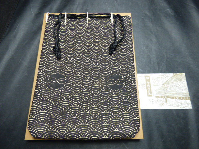 む672.印傳屋 鹿革 巾着袋 甲州印伝 青海波 鶴銀杏 合才袋 裏千家 ポーチ 茶道具 和装小物 着物 外箱付拍卖