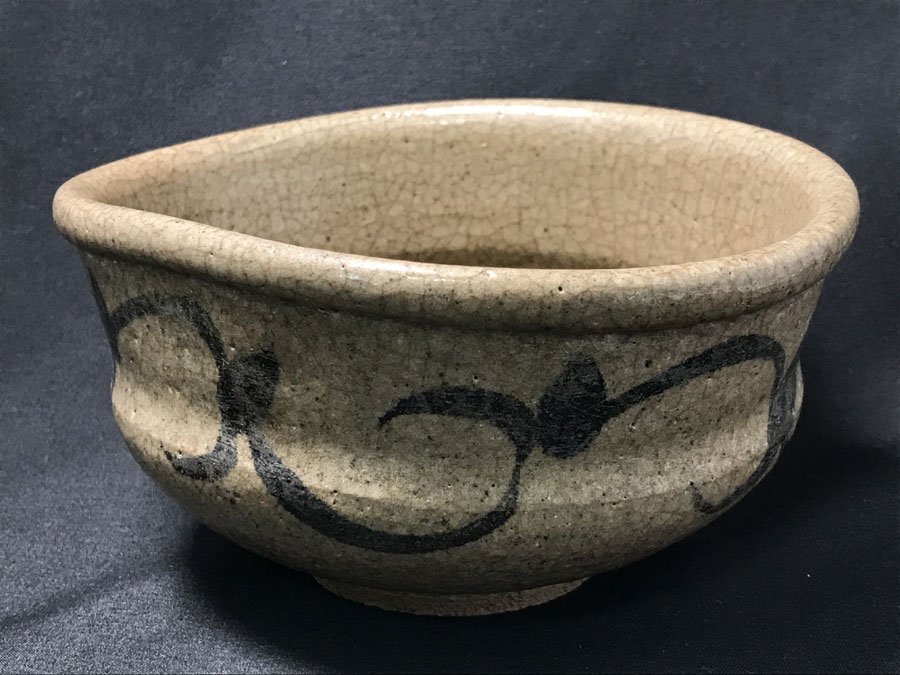 ◆未使用! 唐津焼 絵唐津茶碗 唐草木葉絵 茶器 抹茶椀 貫入 茶道具 口径最大約14.8cm 高さ約7.3cm拍卖