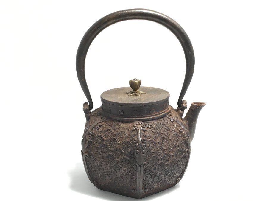 底面刻印 銘有 鉄器 古玩 六角鉄瓶 約1.8kg 幾何紋 湯釜 鉄瓶 南部鉄瓶 骨董鉄瓶 茶道具 煎茶道具 水漏れなし拍卖