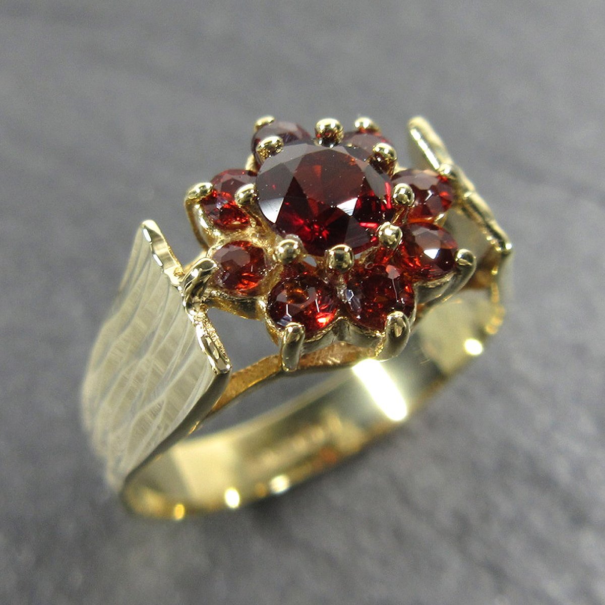 英国 1975年 イギリス ヴィンテージ 9K ガーネット 彫金 イエローゴールド リング 9.5号 ケース付 JU4拍卖