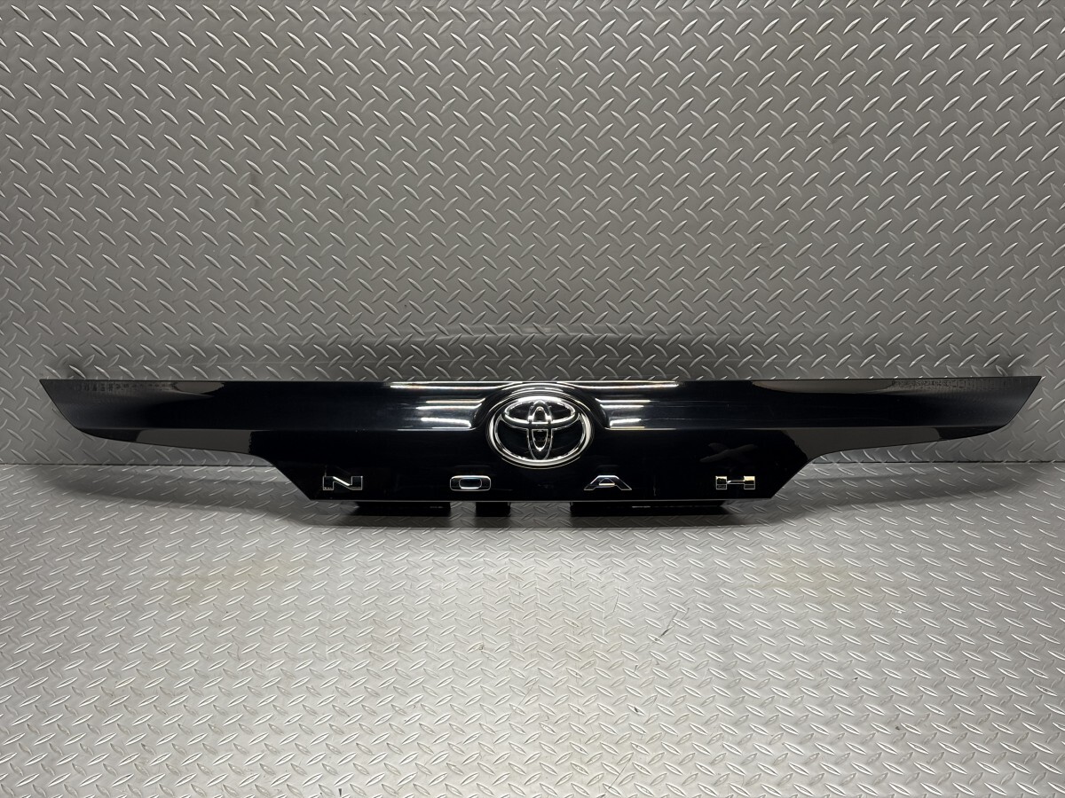90系 ノア 純正 リアゲートガーニッシュ 黒/ブラック 品番76801-V1010/76811-V1010 リアゲートモール (25090103)拍卖