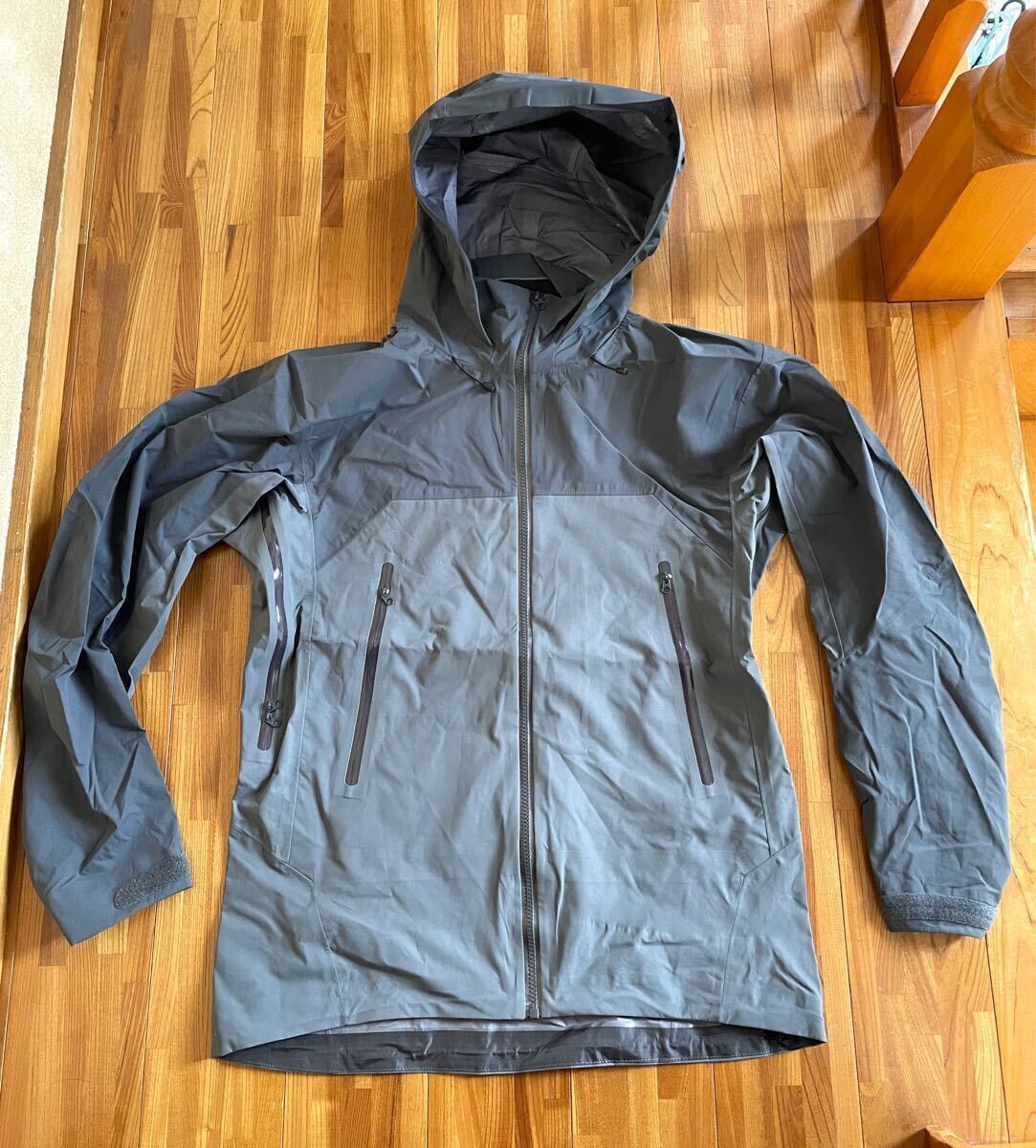 ハードシェル ジャケット 新品 PTFE加工 脇下ベンチレーション 止水ジッパー M グレー 灰色 アウトドア ウェア 長袖拍卖
