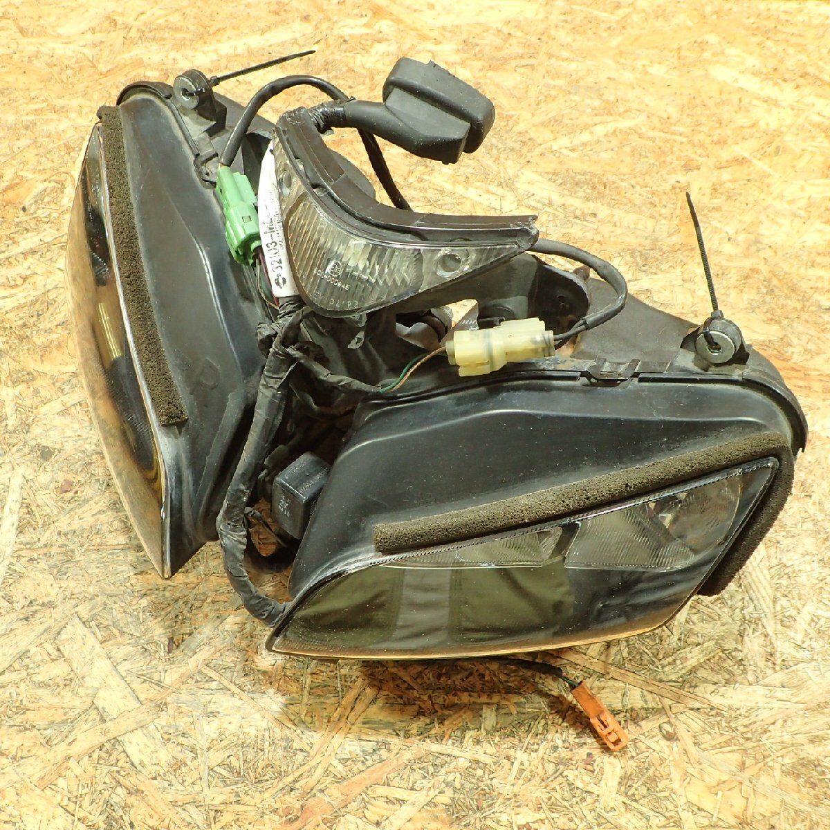 【送料Mサイズ】HONDA SC57-1001*** CBR1000RR ヘッドライト 補修跡あり 検.( 202510 17 火10拍卖