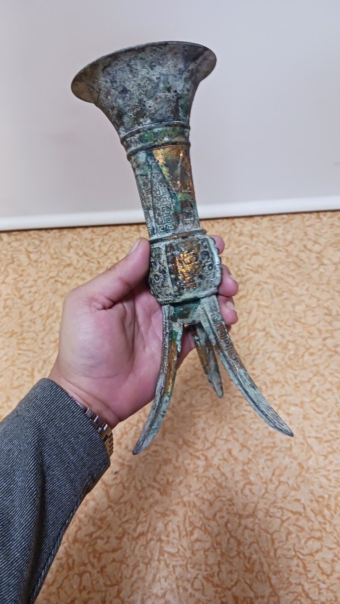 青銅器 三足青銅花瓶 饕餮文 古銅 花器 花瓶 華道 中国美術 中国古玩 爵杯拍卖