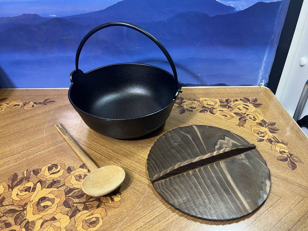 日本製 南部鉄器 盛栄堂 【取っ手付鉄鍋 直径25cm 木蓋付】 刻印 在銘有り 金属工芸 工芸品 インテリア 調理器具 訳有り拍卖