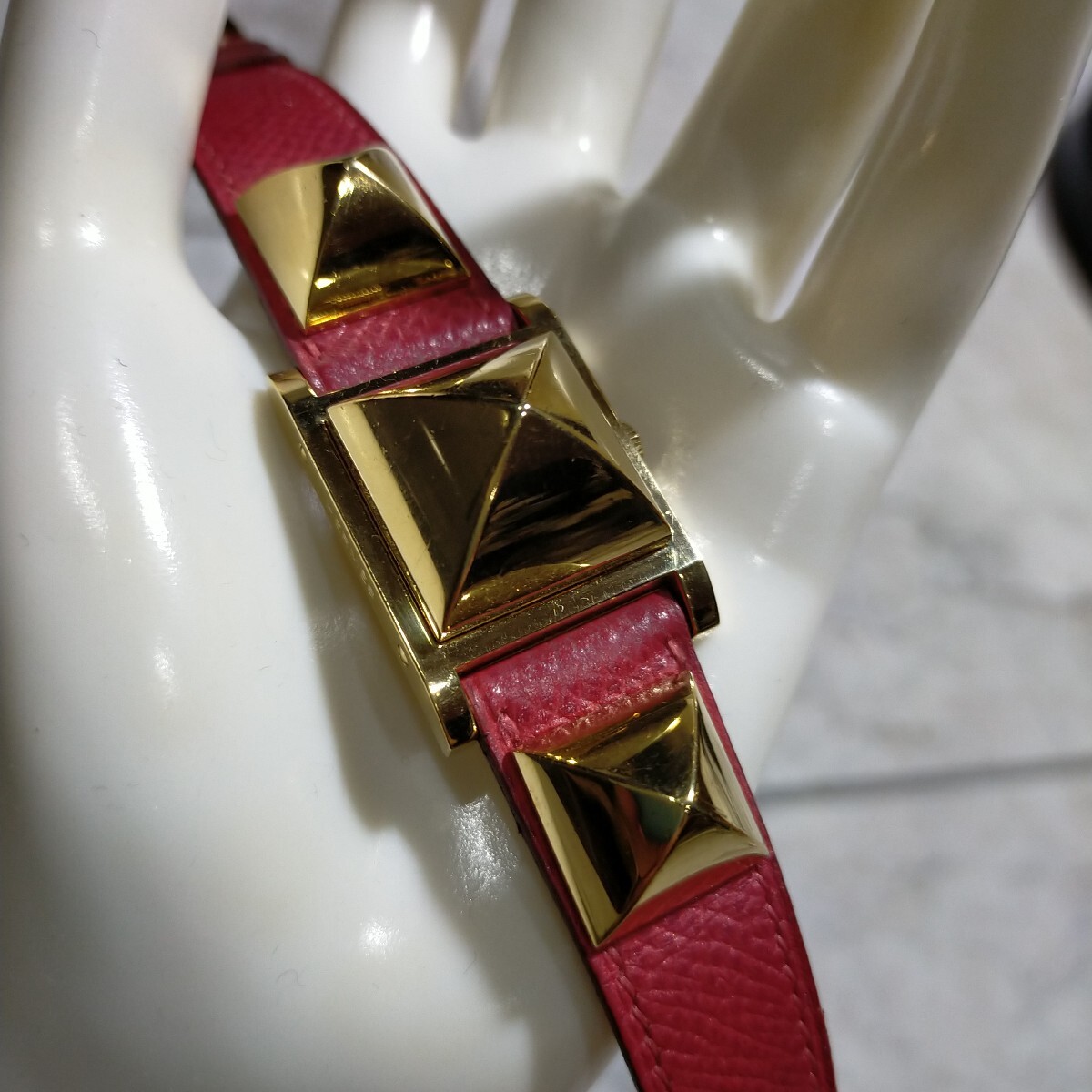 HERMES メドール ブレスレットウォッチ 腕時計 ゴールドスタッズ/レッドレザーベルト クォーツ 稼働良好 ヴィンテージ ○W刻印 保存ケース拍卖