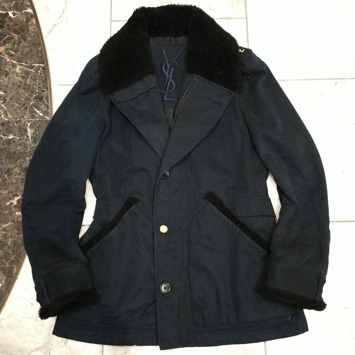 レア SAINT LAURENT リヴ ゴーシュ ブラックデニムxボア中綿入りハーフコート エポレットゴールドロゴ刺繍・ロゴボタン付き サイズ52拍卖