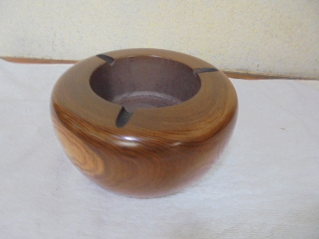 木工芸 木彫り 一木くり抜き/灰皿/北海道北見市 南工芸社/土産品/裏面に新婚旅行記念の個人名刻字あり/拍卖