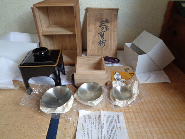 錫製三ツ重揃/錫製盃 大中小3枚揃&会津塗盃台/錫器:本錫製盃3枚・会津塗漆器盃台/共箱付未使用美品-長期保管品/拍卖