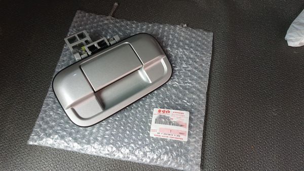 残りわずか!【未使用 スズキ 純正】エブリイ DA17 バックドアハンドル シルバー カメラ穴 スイッチ無し拍卖
