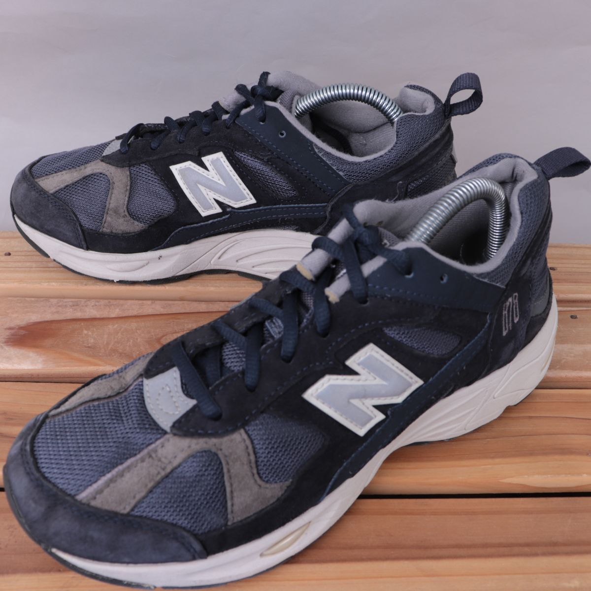 z2476【878】ニューバランス US8 26.0cm/紺 ネイビー 黒 グレー シルバー newbalance メンズ スニーカー 中古拍卖