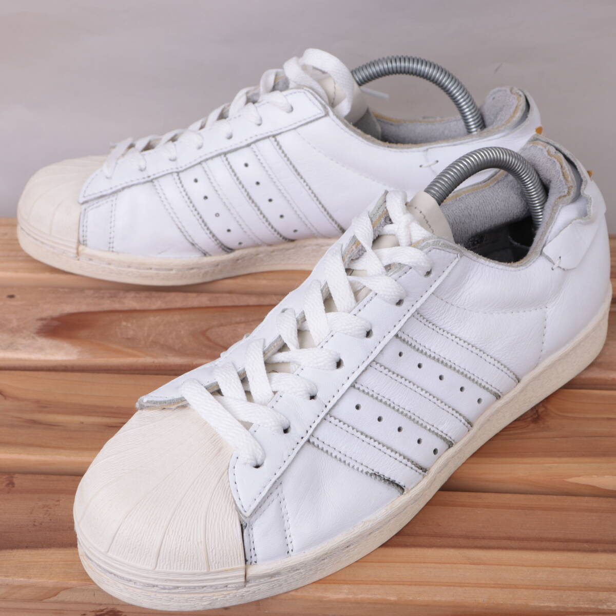 z2585 アディダス スーパースター 82 US9 27.0cm/白 オフホワイト ゴールド adidas SUPERSTAR 82 メンズ スニーカー 中古拍卖