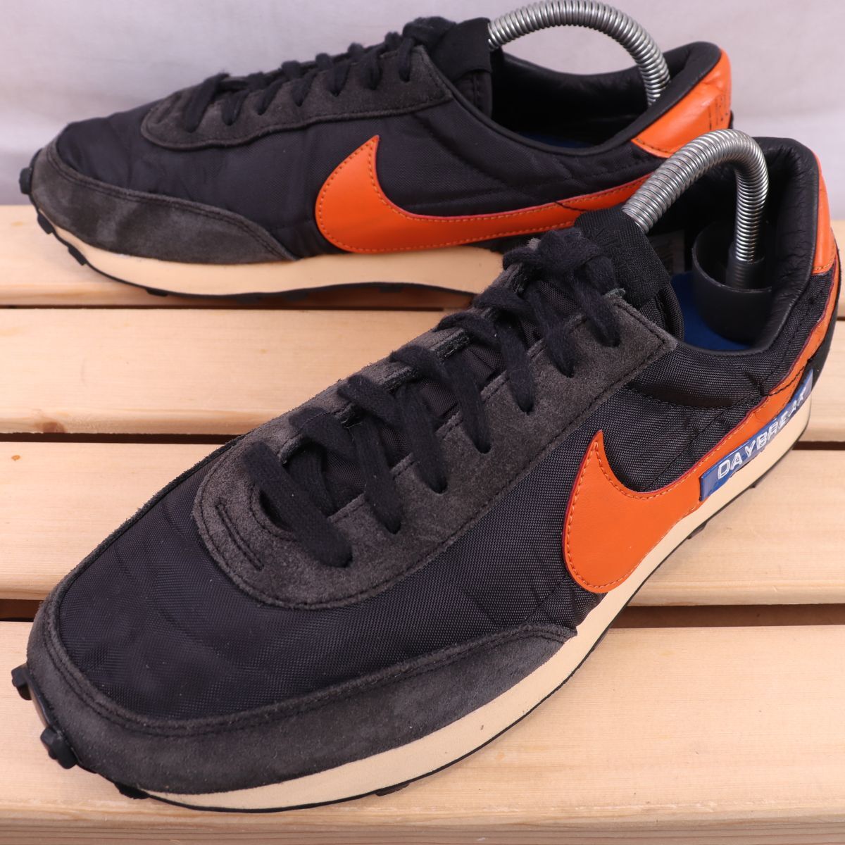 z2738 ナイキ デイブレイク US9.5 26.5cm/黒 ブラック オレンジ NIKE DAYBREAK レディース スニーカー 中古拍卖