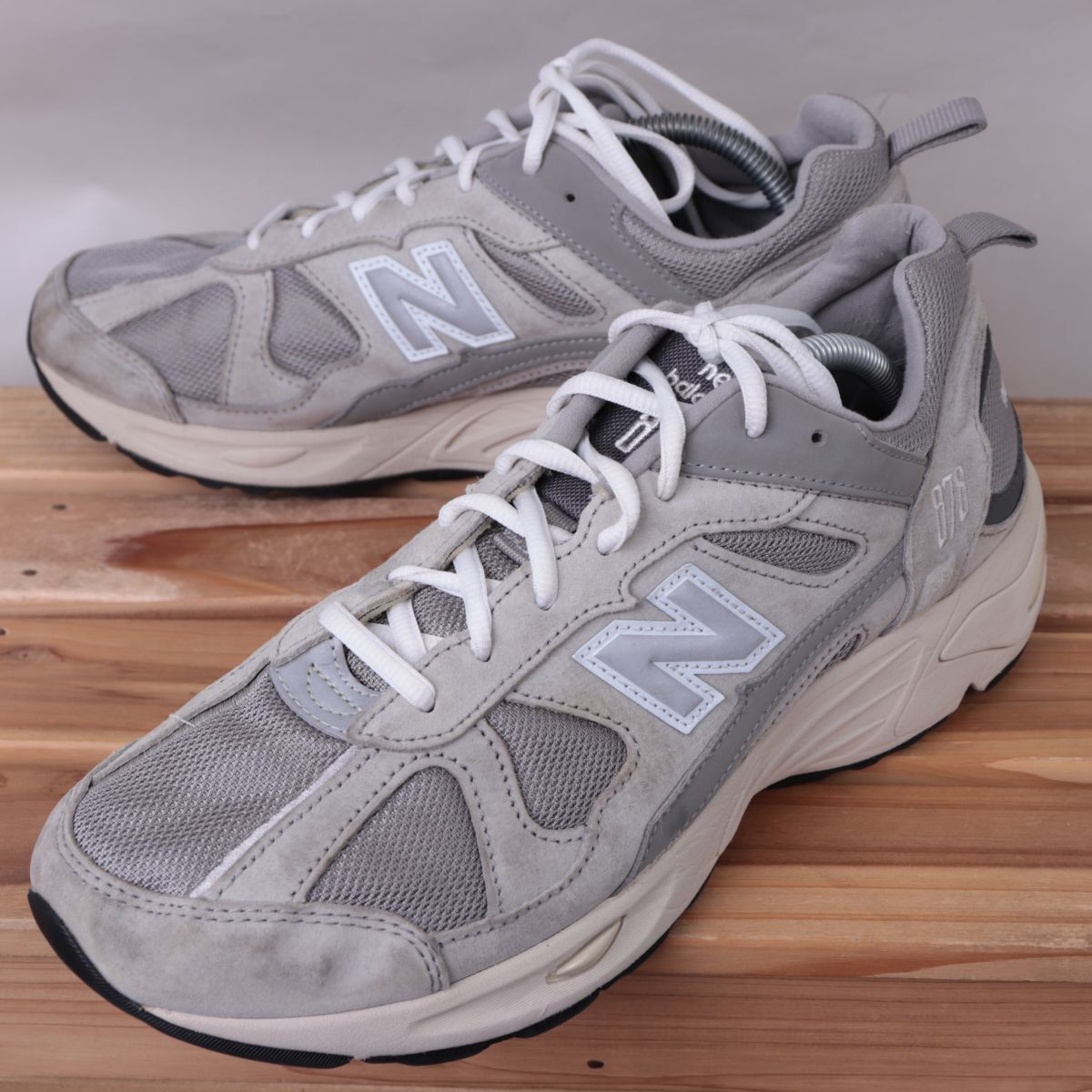 z2974【878】ニューバランス US10 28.0cm/灰 グレー シルバー newbalance メンズ スニーカー 中古拍卖