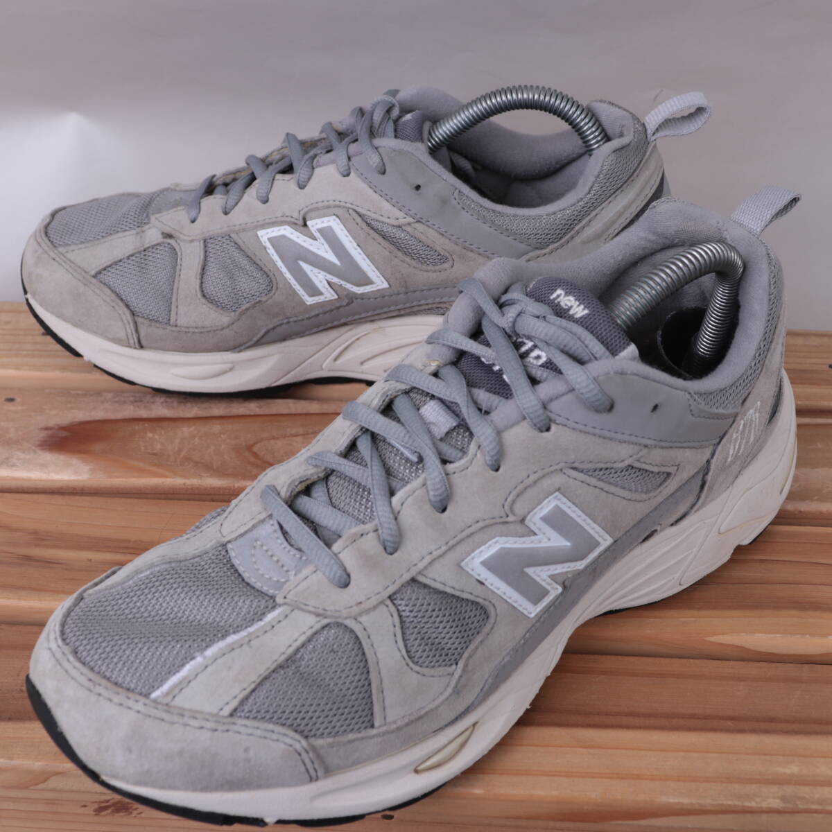 z3075【878】ニューバランス US8.5 26.5cm/灰 グレー シルバー newbalance メンズ スニーカー 中古拍卖