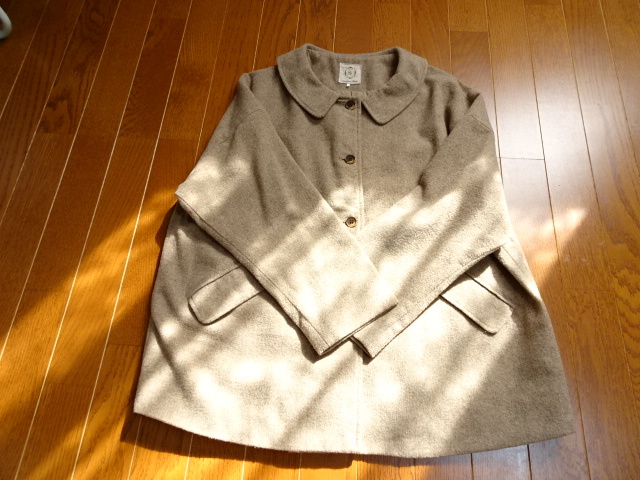 未使用 サマンサモスモス 人気の丸襟 肩落ちタイプ ベージュのジャケット 送料込み拍卖