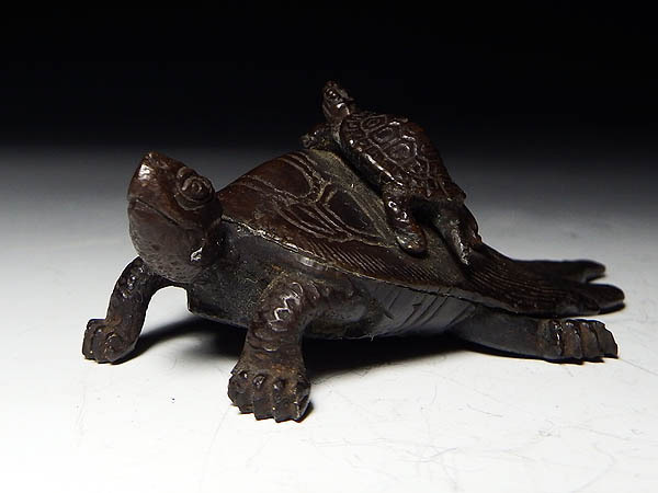 【桃】書道文房具:銅製親子亀書鎮文鎮  拍卖